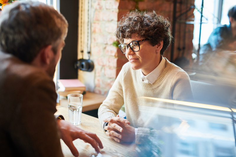 Intensives Gespräch zwischen zwei Personen.
