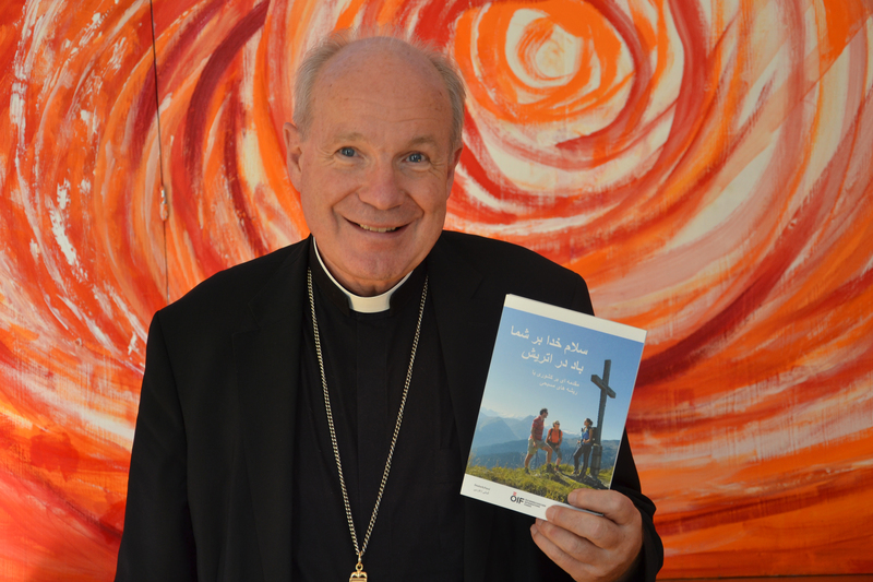 Kardinal Christoph Schönborn präsentiert die Broschüre „Grüß Gott in Österreich“ / EDW „Grüß Gott in Österreich“ – Broschüre vermittelt Flüchtlingen die christliche Prägung der österreichischen Kultur