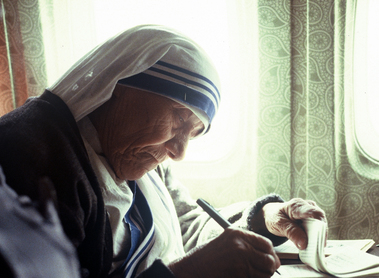 Mutter Teresa / missio.at/Leo Maasburg Briefe beantwortend